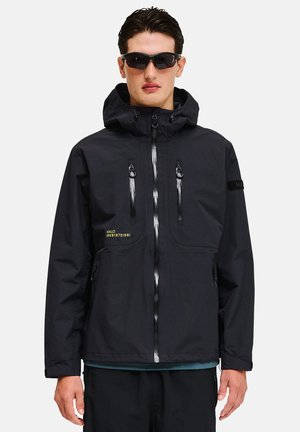 Schwarze wasserdichte Jacke mit Kapuze, Frontreißverschluss und reflektierenden Details. Verfügt über zwei Reißverschlusstaschen und gelbe Textelemente.