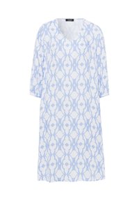 Hellblaues Kleid mit geometrischem Muster, das eine V-Ausschnitt und Dreiviertelärmel aufweist. Hergestellt aus einem leichten, glatten Stoff.