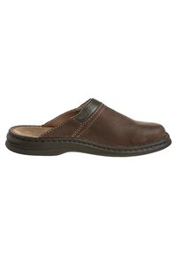 Brun læder slip-on sko med rund tå, syninger og en mørk accentbånd. Har en flad gummisål for komfort.