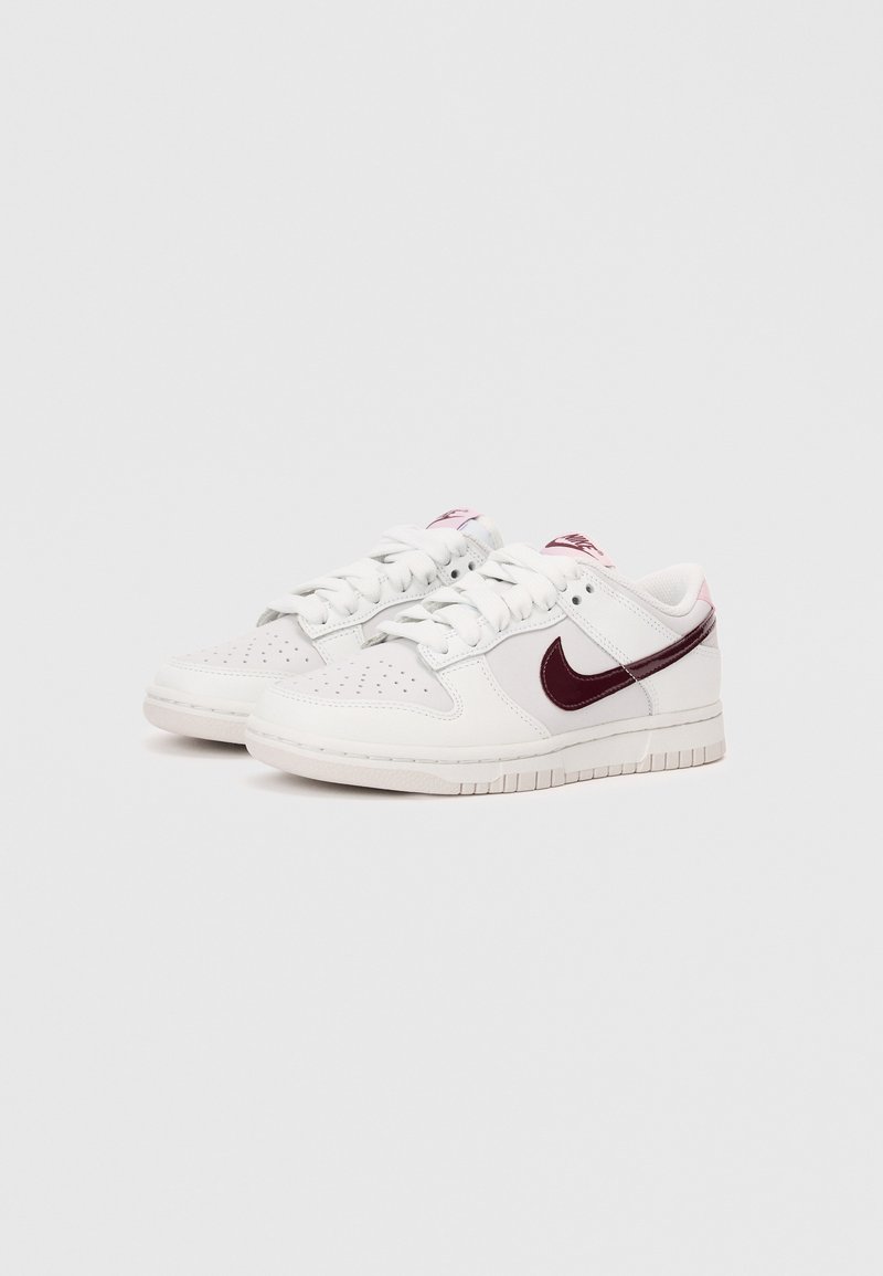 Witte leren sneakers met bordeauxrode accenten, met geperforeerde neus, platte veters en een gestructureerde rubberen zool.
