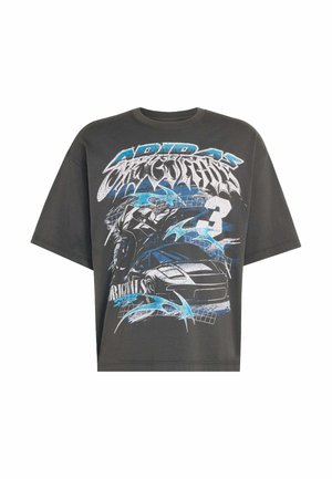 Camiseta gráfica negra de manga corta con texto y dibujos en azul y blanco de una motocicleta y un coche, con un diseño de corte relajado.