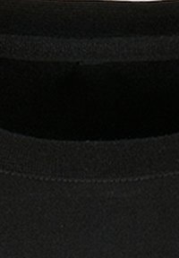 Schwarzes Strickoberteil mit rundem Halsausschnitt. Das Material wirkt weich mit einer glatten Textur und durchgehend gleichmäßiger Farbe.