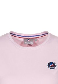 Lyserød kortærmet t-shirt med rund hals, ribbede krave med røde og blå striber, og et rundt logo på brystet.