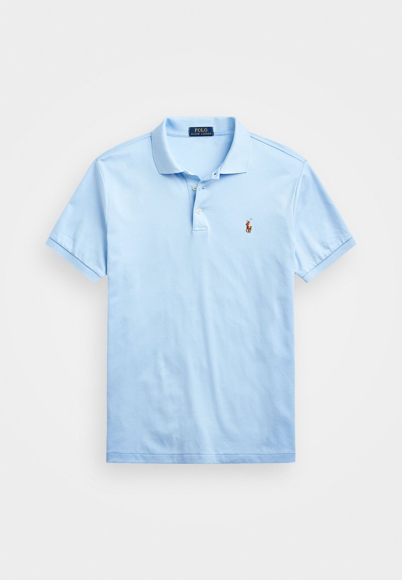 Polo de cor azul-claro feito de algodão, com colarinho canelado, mangas curtas, casa de botão de três botões e pequeno logo bordado à esquerda.