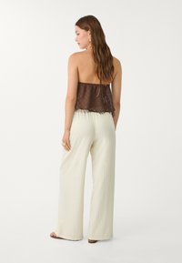 Stradivarius TEXTURED DRAWSTRING  - Stoffhose - mottled beige