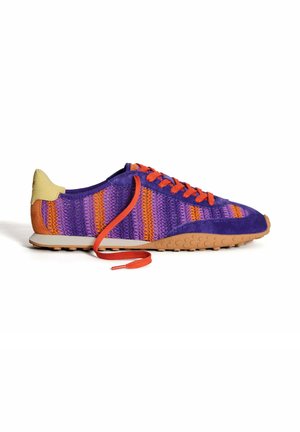 Paars en oranje sneaker met een patroon, een textuuroppervlak, oranje veters, een rubberen zool en een gele hielaccent.