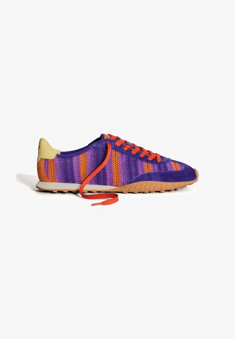 Baskets à motifs violets et orange avec une tige texturée, des lacets orange, une semelle en caoutchouc et un accent de talon jaune.