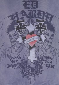 Cruz gótica con un corazón rojo y un banner que dice "Los Ángeles", flanqueada por dos figuras esqueléticas con mohawks y el texto "Punks No Ha Muerto", rodeada de rosas.