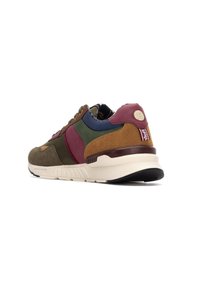 Zapatilla multicolor con gamuza y cuero en oliva, burdeos, marrón y azul. Suela media gruesa en crema con suela exterior contrastante en negro.