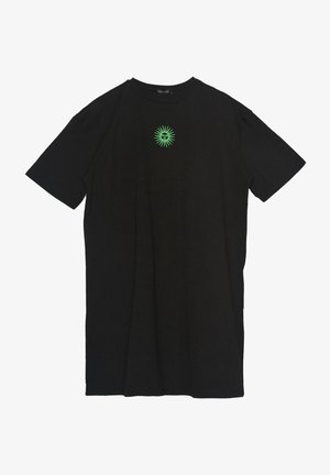T-shirt nera in cotone con maniche corte, presenta una grafica a raggi di sole verde e un design di teschio al centro. Collo rotondo, vestibilità rilassata.
