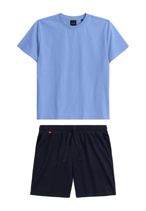 Jasnoniebieska koszulka z okrągłym dekoltem wykonana z bawełny, w połączeniu z granatowymi szortami na sznurki z czerwoną metką logo. Oba elementy mają casualowy styl.