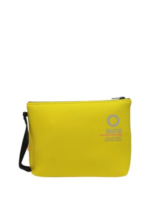 Astuccio giallo brillante con cerniera, manico nero sul lato e piccolo logo grigio con testo sul davanti.
