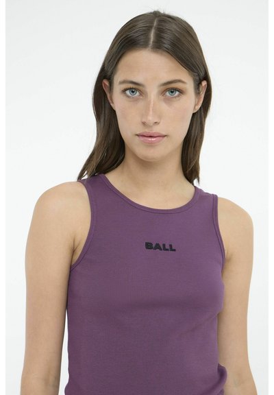 Canotta ribbed viola con scollatura tonda e testo ricamato nero "BALL" sul petto. Tessuto liscio, design senza maniche.