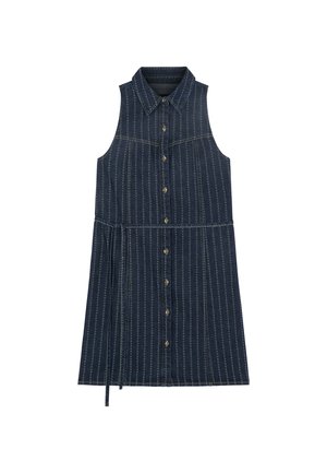 Robe sans manches en denim bleu foncé à rayures verticales, boutons sur le devant, col et fine ceinture passée sur le côté gauche.