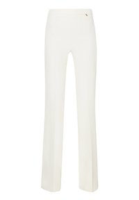 Pantaloni bianchi a gamba dritta con una texture liscia, caratterizzati da un sottile dettaglio in metallo dorato nella vita per la chiusura.