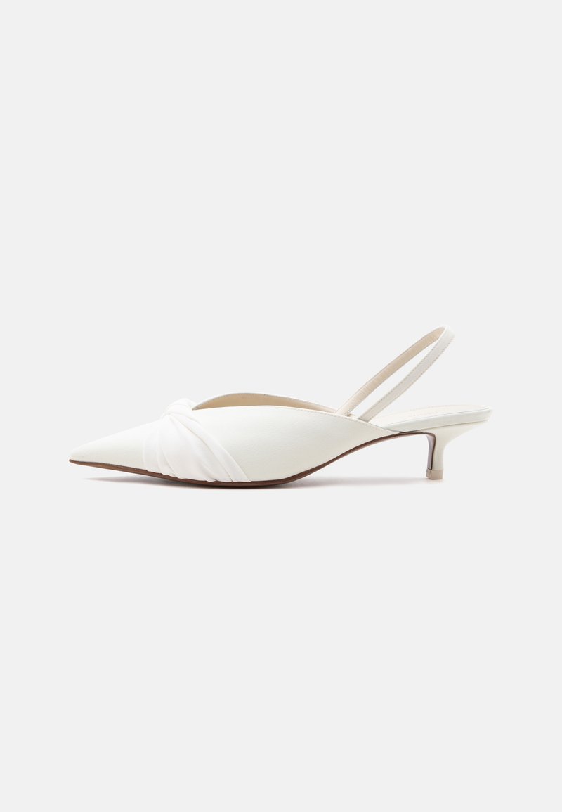 Λευκό παπούτσι slingback με μυτερή μύτη, χαμηλό τακούνι τύπου kitten heel και στριφτή λεπτομέρεια στο μπροστινό πάνω μέρος.