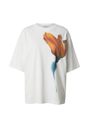 Weißes Oversized-T-Shirt mit einem großen orangefarbenen Blumenmotiv und grünen Akzenten. Hergestellt aus weichem Baumwollmaterial, mit rundem Halsausschnitt und kurzen Ärmeln.