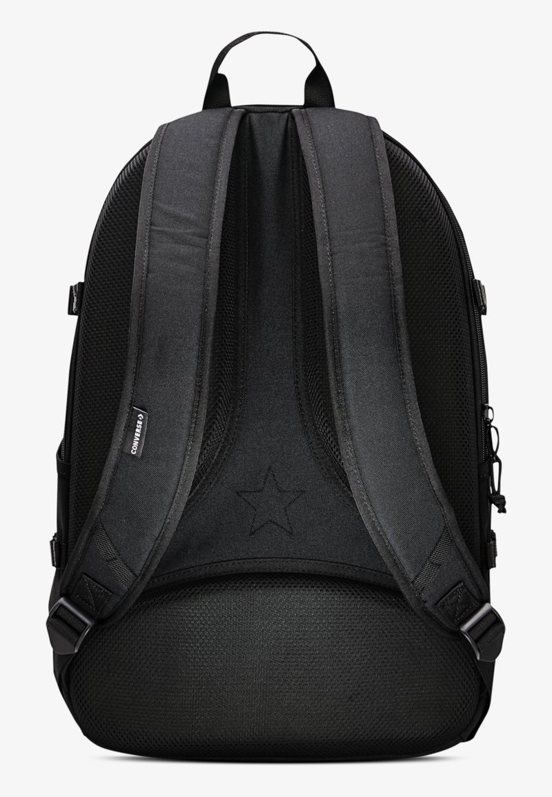 Sort rygsæk med polstrede, justerbare stropper, tekstureret stof, en stjernelogo på bagsiden og forstærkede syningsdetaljer.