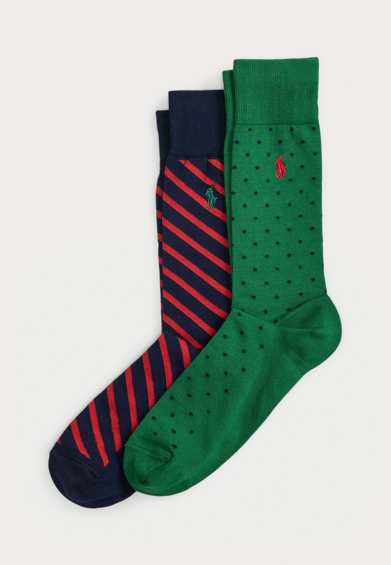 Δύο ζεύγη κάλτσες: μία ναυτικές με κόκκινες ρίγες και λογότυπο polo; μία πράσινη με ναυτικά πουά και λογότυπο polo. Μείγμα βαμβακιού, μήκους μέχρι τον μέσο μόσχο.