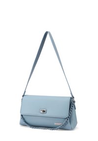 Borsa a mano in pelle blu chiaro con design a ripiegatura, superficie liscia, hardware in argento, tracolla staccabile e dettaglio intrecciato.