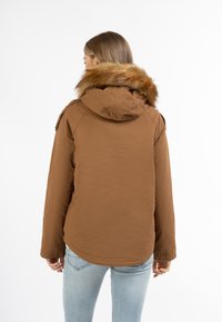 Brun parka-jakke med en pelsforet hætte, lange ærmer og en glat tekstur. Accentueret med en subtil glans og en rundet kant.