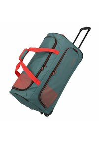 Borsa da viaggio a rotelle in tessuto teal con dettagli rossi, due manici laterali, due zip e ruote nere per un facile trasporto.