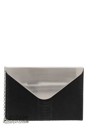 Pochette noire texturée avec grand rabat triangulaire argenté réfléchissant et bandoulière chaîne argentée sur fond blanc.