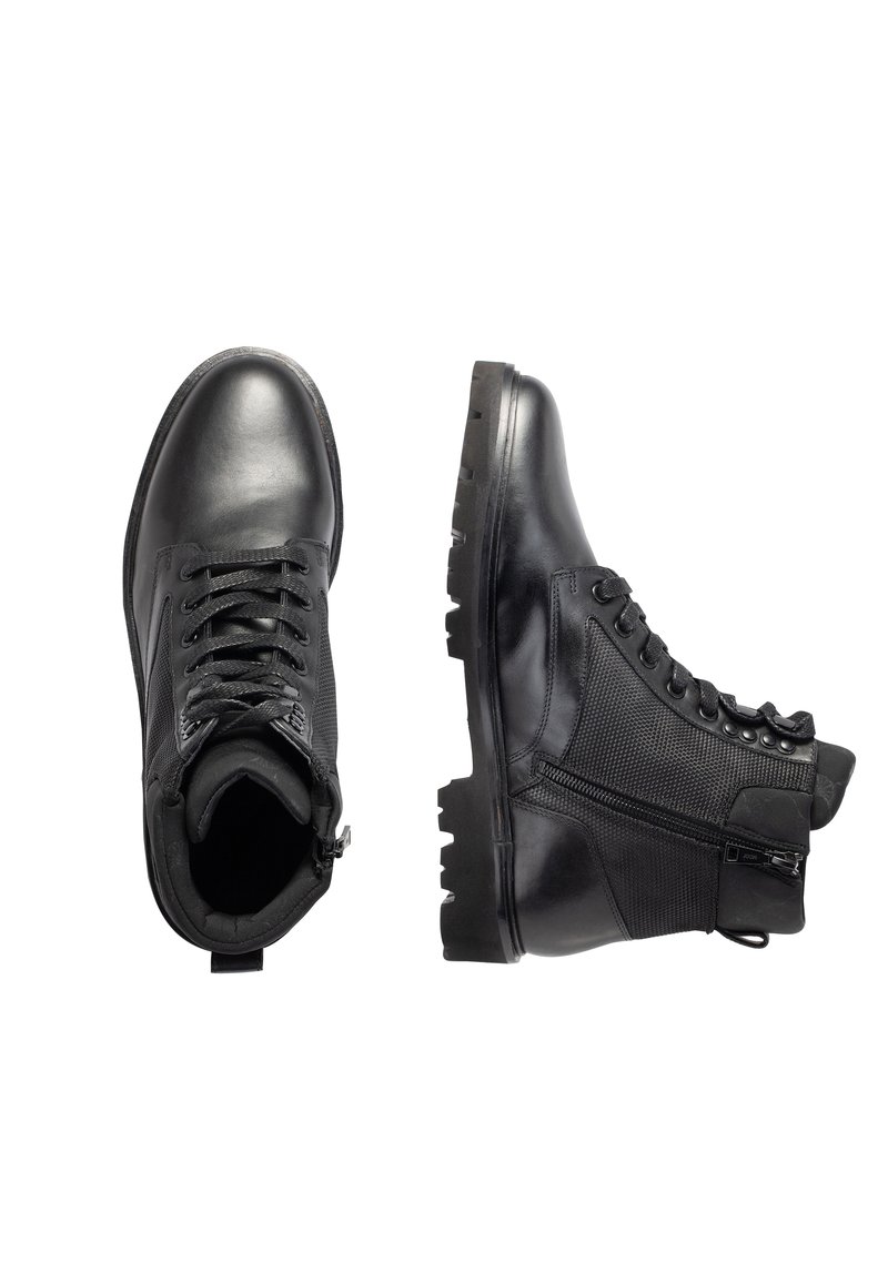 Schwarze Lederstiefel mit einem strukturierten Seitenpaneel, Schnürung vorne, seitlichem Reißverschluss und robustem Sole. Glatte Oberfläche mit kontrastierenden Akzenten.