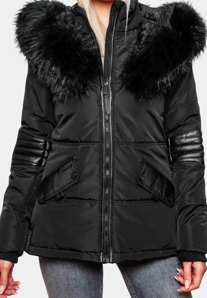 Giacca a vento nera con cappuccio in pelliccia sintetica, chiusura con zip, texture trapuntata e dettagli in pelle su maniche e tasche.