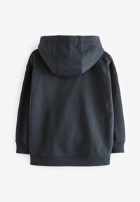 Donkergrijze hoodie met een relaxed fit, geribde manchetten en zoom, en een zachte textuur. Naaddetails langs de halslijn en de capuchon.