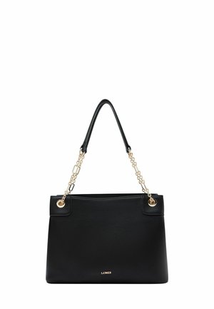Borsa nera in pelle ruvida di forma rettangolare. Presenta una tracolla nera e dettagli in catena dorata. Logo visibile sulla parte anteriore.