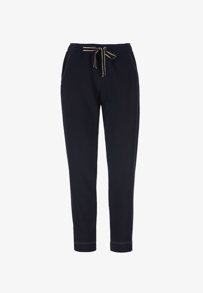 Pantalones casuales azul marino con cintura elástica, cordón blanco, bolsillos laterales y tobillos con puños y costuras visibles.