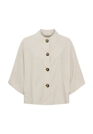 Lysebeige cropped jakke med vide ærmer, stående krave, forlommer og fire store brune knapper ned langs midten.