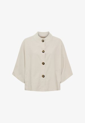 Lysebeige cropped jakke med vide ærmer, stående krave, forlommer og fire store brune knapper ned langs midten.
