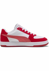 Baskets rouges et blanches avec une tige en cuir et synthétique, comportant une bande accent rose, un bout perforé et des lacets plats blancs.