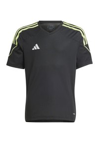 Camiseta deportiva negra con hombros a rayas amarillas, diseño de cuello en V, hecha de tejido transpirable; presenta el logo de Adidas en el pecho.
