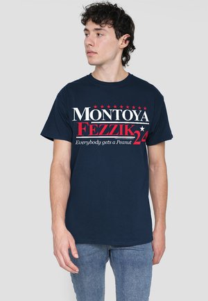 Navy-blaue Baumwoll-T-Shirt mit weißen und roten Drucktexten. Der Text lautet "MONTOYA FEZZIK 24" mit Sternen und dem Satz "Jeder bekommt eine Erdnuss."