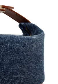 Torba dżinsowa o miękkim, usztywnionym kształcie, w ciemnoniebieskim kolorze, ze złotym zamkiem i brązową skórzaną rączką dla łatwego noszenia.