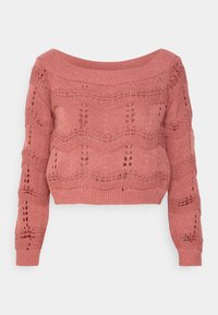 Różowy sweter dzianinowy z dekoltem typu off-shoulder, długimi rękawami oraz otwartymi wzorami, z prążkowanymi akcentami przy hemie i mankietach.