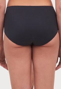 Zwarte zwemonderbroek met hoge taille, een gladde textuur, subtiele naden en een ontwerp met volledige bedekking aan de achterkant. Geen zichtbare patronen of hardware.