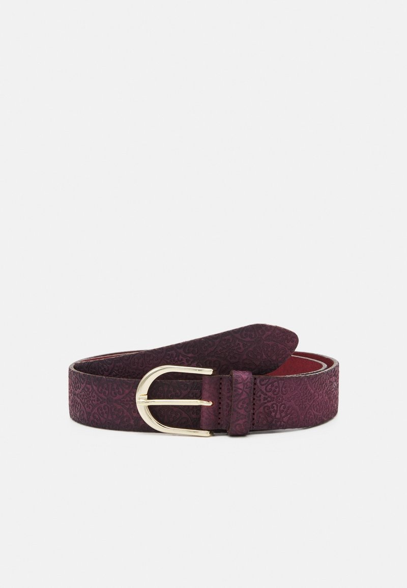 Ceinture en cuir violet foncé avec motifs embossés et boucle en métal doré poli, posée à plat avec une extrémité légèrement recourbée.