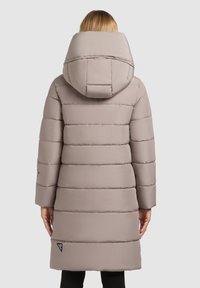 Dlhý, šedý prešívaný kabát s kapucňou, s horizontálnym prešívaním, bočnými vreckami a logom na spodnom leme. Hladká, lesklá textúra.