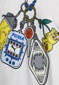 Kleurvol grafisch ontwerp met sleutelhanger elementen: een gele hand, PUMA-label met blauwe rand, rode basketbal, sleutel en twee cartoonachtige gele leeuwenkoppen.