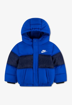Sininen ja tummansininen Nike-toppatakki hupulla lapsille, edessä taskut ja valkoinen logo rinnassa.