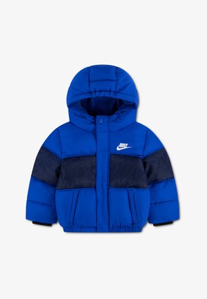 Sininen ja tummansininen Nike-toppatakki hupulla lapsille, edessä taskut ja valkoinen logo rinnassa.