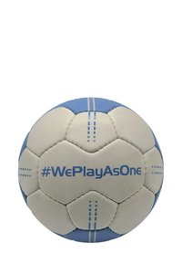 Een voetbals bal met blauwe en witte panelen, waarop de hashtag "#WePlayAsOne" duidelijk zichtbaar is op het oppervlak.