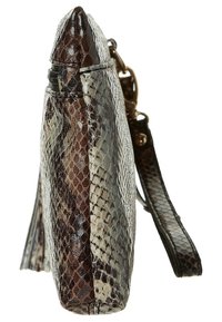 Texturovaná psaníčko s hadím potiskem v odstínech hnědé, šedé a krémové, s úzkým profilem. Má zipové uzavření a odnímatelný zápěstní pásek.