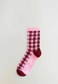 Rosa och burgundy rutiga strumpor med ribbad kant, som har en slät textur och kontrasterande tår, häl och sula i en enfärgad burgundy.