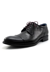Zapato de vestir de cuero negro con punta redonda, detalles en la puntera y cordones burdeos. Presenta un acabado suave y un tacón bajo y cuadrado.