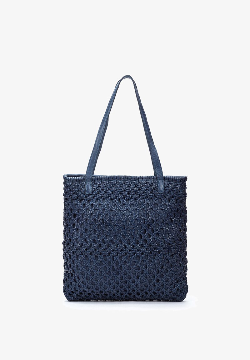 Bolso tote de tejido azul marino con textura de flecos, asas de cuero y forma rectangular. Presenta una parte superior estructurada y un interior abierto.